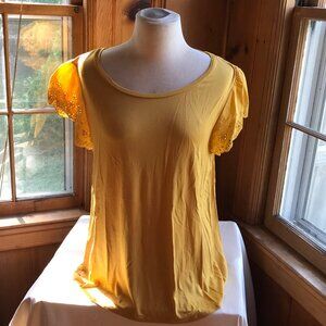 NEIMAN MARCUS short sleeve T-shirt in gold, size Large. Cotton eyelet sleeves.